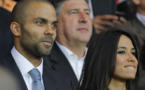 Tony Parker et Axelle, très amoureux au Parc des Princes
