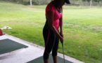 Chacha de la série Bégué Time joue au golf