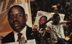 Les Jeunes Fatickois Inondent De Brassards Rouges La Maison De Macky Sall, Et Lui Réclament Du Travail