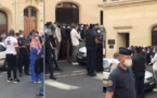 VIDEO - Une foule devant le Consulat du Sénégal à Paris, réclamant l’argent de la Covid-19. Regardez
