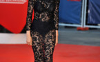 Photo : Laetitia Casta drapée d'un napperon !