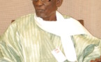 El hadj Samba Diabaré samb grand-père de la chanteuse Aida Samb avec le xalam, son instrument fétiche.