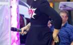 Pink ajuste sa culotte face aux caméras