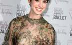 Anne Hathaway ose la robe subtilement transparente