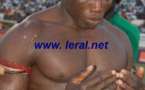 Sale temps pour le lutteur Gambien