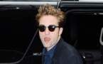 Robert Pattinson surpris flirtant avec une autre