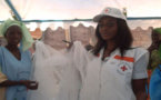 Des volontaire de la Croix-rouge débarrasent la gare routière de Diaobé de ses ordures