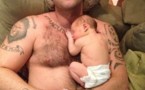 Robbie Williams étreint une femme… nue