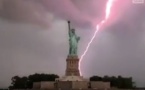 États-Unis : la Statue de la Liberté foudroyée par un éclair impressionnant