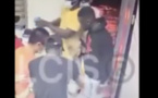 VIDEO - Braquage: Des voleurs armés rentrent dans une boutique en pleine journée. Regardez ce qu'ils ont fait subir aux gérants !