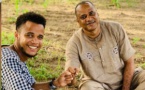 Willy tout souriant, son père mi-sourire et pensif : La première image de Luc Nicolaï à côté de son fils