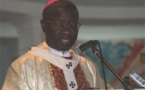Le Cardinal Théodore Adrien Sarr tape sur la table