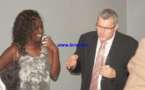 Mame Ndiaware Diallo de la 2stv, en plein reportage, sirote son verre