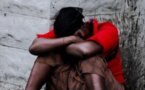 Les filles de ménage roulent pour le travail journalier