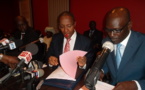 Le premier ministre Abdoul Mbaye le capuchon dans la bouche  comme ça se faisait à l'élémentaire