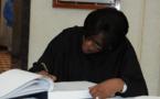 Marième Faye signant un livre d'or au Koweit 