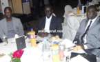 Malick Gakou, Malick Diop et Aziz Ndiaye autour d'une table