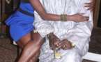Thierno Ndiaye dans les bras de la danseuse Ndèye Guèye