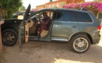 Le percussionniste Bakane Seck dans sa rutilante 4x4 Touareg