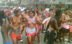 Des femmes révoltées font leur marche les seins en l’air !!!