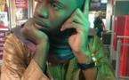 Adama Béye très pensif dans un resto à Paris