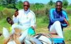 L'humilité du Dg de l'Artp, Abdoul Ly n'est plus à prouver, sur ces photos on le voit au champ avec les gens du village. Regardez!