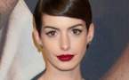 Anne Hathaway montre... tout!