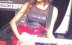 Kiné la danseuse de Viviane joue à la guitare