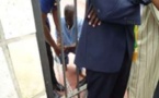 [Vidéo] Mécontent de la délocalisation du gala des 140 ans de St-Louis, l'artiste Iba Ndiaye s’enchaîne aux grilles de la Mairie