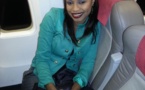 La danseuse Mbathio toute souriante dans son avion