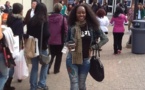 La chanteuse Queen Biz toute joyeuse dans les rues de New-York City
