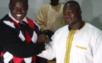 Eumeu et Modou Lo se serrent la main