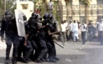 Les militaires invalides manifestent devant les grilles du palais pour exiger leurs pensions