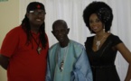 Les artistes Adjouza, Didier Awadi avec le tambour major Doudou Ndiaye Rose 