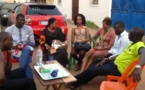Fallou Dieng prend du thé sur une rue d'Abidjan (Cote d'Ivoire)