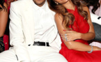 Rihanna pose dans les bras de Chris Brown pendant les Grammys