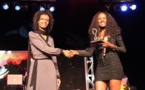 "Tube de l'année" Queen Biz recevant son trophée des mains de Gagnesiry Diagne 