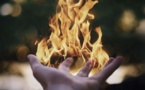 Une dame brûle les doigts de sa nièce de 5 ans