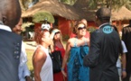 Des touristes admirent Youssou Ndour