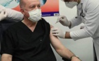 Covid-19: Le Président Erdogan se fait vacciner devant les caméras pour dissiper le doute