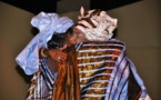 Coumba Gawlo fond en larme dans les bras de sa maman