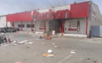 Manifestations: Auchan Sacré-Cœur incendié (Photos)