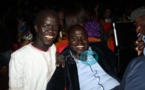 Le jet-setteur Daouda Mbow rigole avec son ami