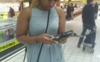 Le mannequin Johanna Barry accaparée par son Galaxy Tab!