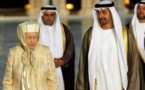 La reine Elisabeth II visite une mosquée à Abu Dhabi et porte le foulard islamique par la même occasion!