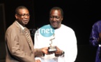 L'inépuisable Ousmane Diakhaté recevant un prix des mains de Youssou Ndour
