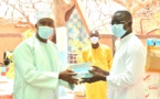 Préparatifs de Pâques : Remise de dons de Mamoudou Wane, 1er adjoint au Maire des P.A. à la communauté catholique