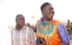 Lamine Samba rigole avec le promoteur de lutte Assane Ndiaye