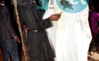 Le musicien Cheikh Lô en pleine discussion avec un ami