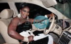 Ndiolé Tall au volant de son 4x4